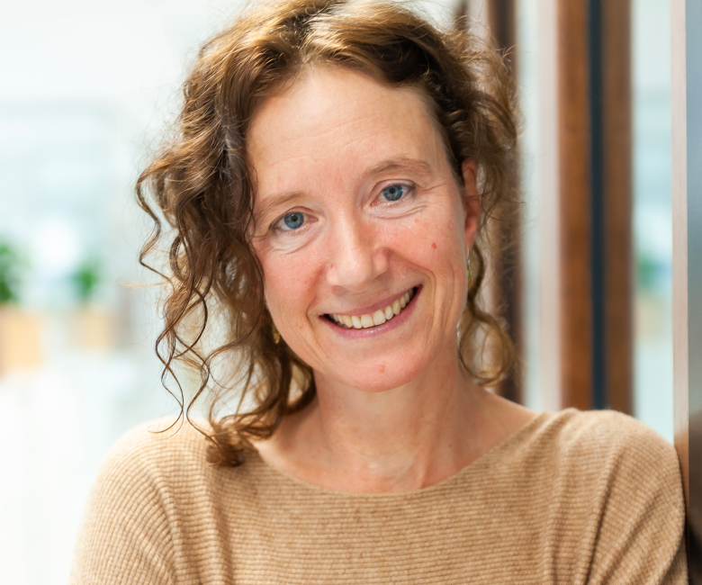 Portret van Karen Hosper, Pharos