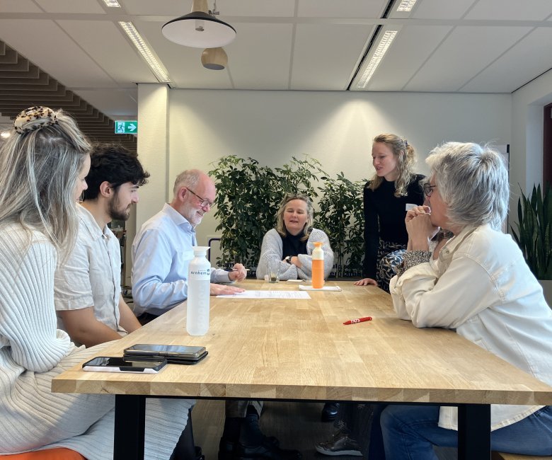 Professionals in de inburgering aan de slag tijdens een werkatelier