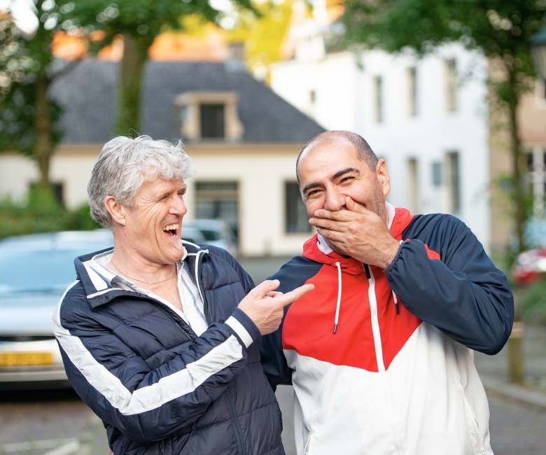 Twee mannen lachen met elkaar