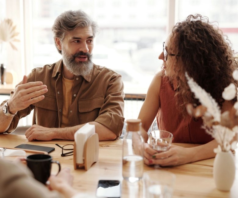 Mensen aan tafel in gesprek