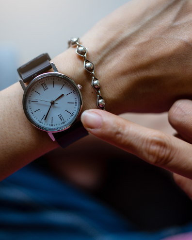 vrouwenarm met horloge