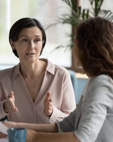 twee personen in overleg