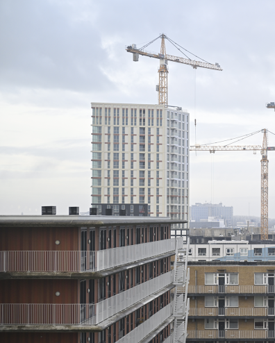 Vervallen flats en grote bouwkranen