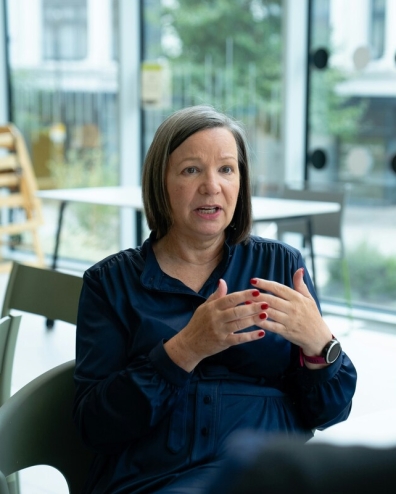 vrouw in gesprek aan tafel