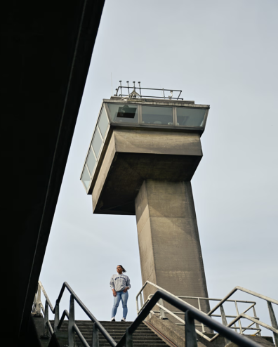 Meisje staat voor een uitkijktoren