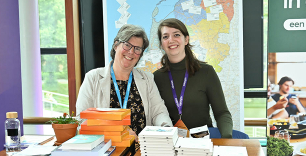 Medewerkers Annemieke en Jet tijdens het Divosa Voorjaarscongres