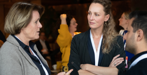 Leden praten met elkaar tijdens een bijeenkomst