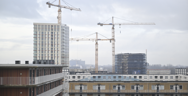 Vervallen flats en grote bouwkranen