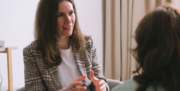 vrouw in gesprek met persoon