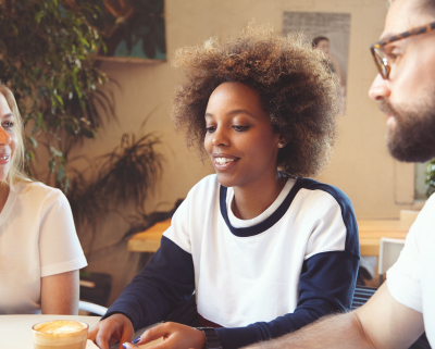 drie collega's in gesprek