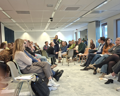 Deelnemers tijdens een bijeenkomst over naleving van de Wet inburgering 2021