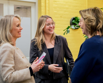 Anne-Marie, Lea en Ineke in gesprek