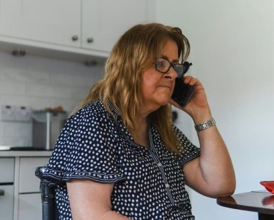vrouw aan de telefoon
