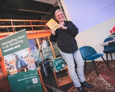 Irene ontvangt als dank een boek van Rico Bakker