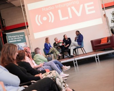 Irene, Mervin en Marcelle zittend op een podium