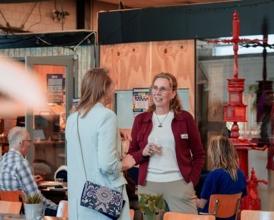 Deelnemers in gesprek met elkaar, staand