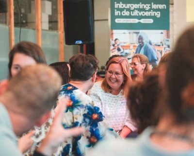 Deelnemers met elkaar in gesprek over slechte ideeën