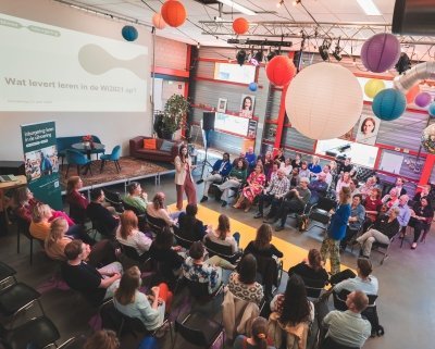 Bovenaanzicht van zaal met deelnemers