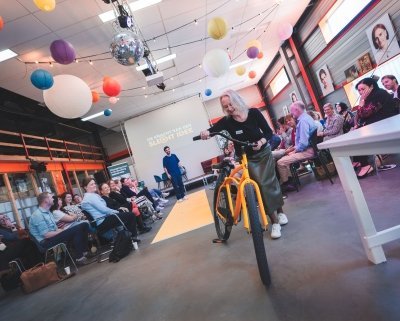 Deelnemers probeert de fiets met een stuur dat andersom werkt