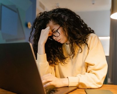 gestrest persoon achter laptop