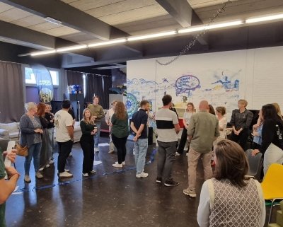 groep jongeren in lokaal