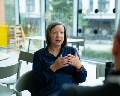 vrouw in gesprek aan tafel