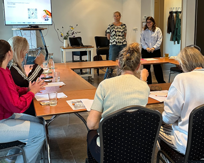 mensen aan tafel tijdens bijeenkomst