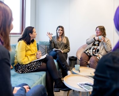 Collega's met elkaar in overleg in een informele setting