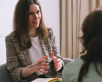 vrouw in gesprek met persoon