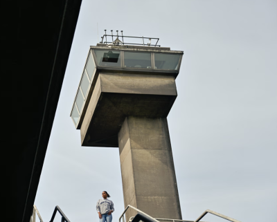 Meisje staat voor een uitkijktoren