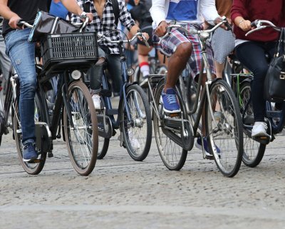 Een groep mensen op de fiets