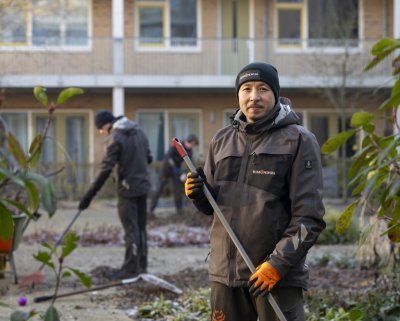 Jasur werkt in een tuin