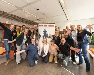 Deelnemers aan de kick-off zwaaien enthousiast voor de banner van Dwars door domeinen