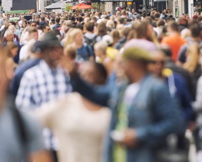 Foto van een drukke winkelstraat