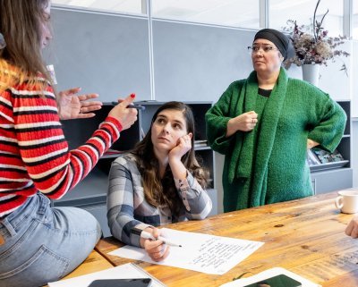 Drie professionals overleggen met elkaar