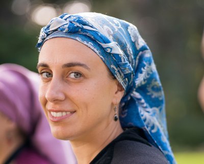 Vier vrouwen staan lachend op een rij