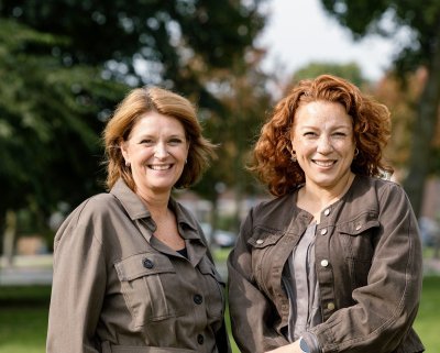 Mariëlle Graveland en Livia Thodé kijken in de camera