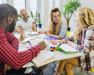Divers groepje mensen in een kantoorruimte