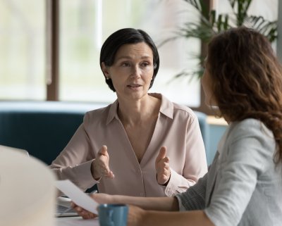 twee personen in overleg