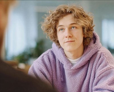 Vooraanzicht van een jongere die in gesprek is met een persoon tegenover hem