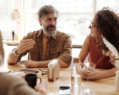 Mensen aan tafel in gesprek
