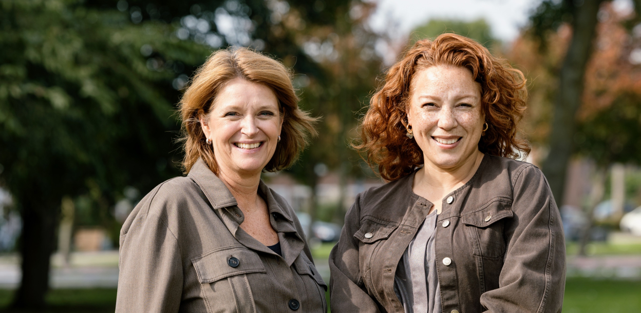 Mariëlle Graveland en Livia Thodé kijken in de camera