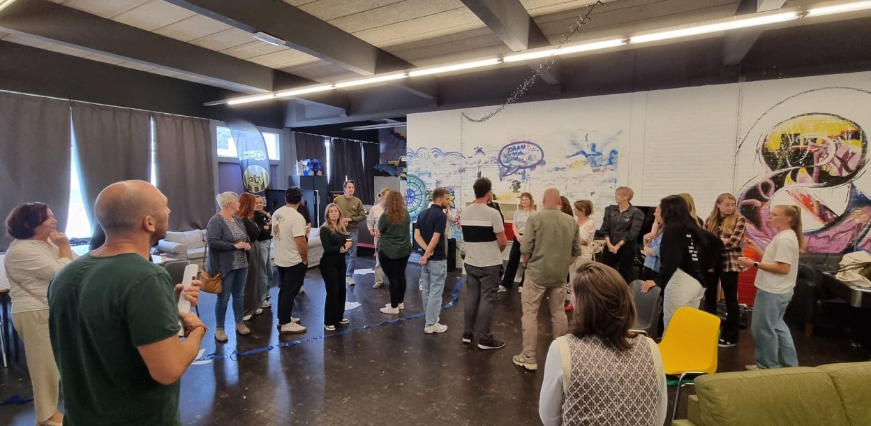 groep jongeren in lokaal