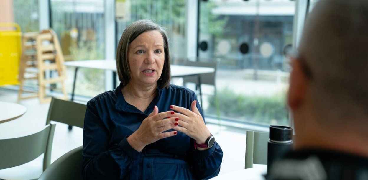 vrouw in gesprek aan tafel