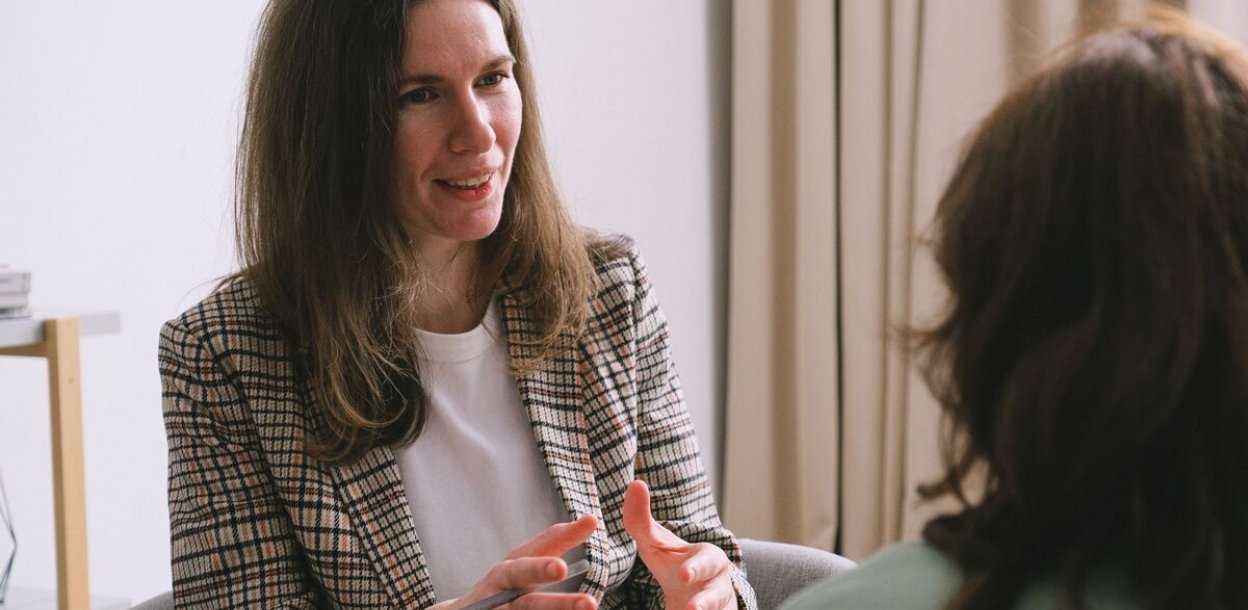 vrouw in gesprek met persoon