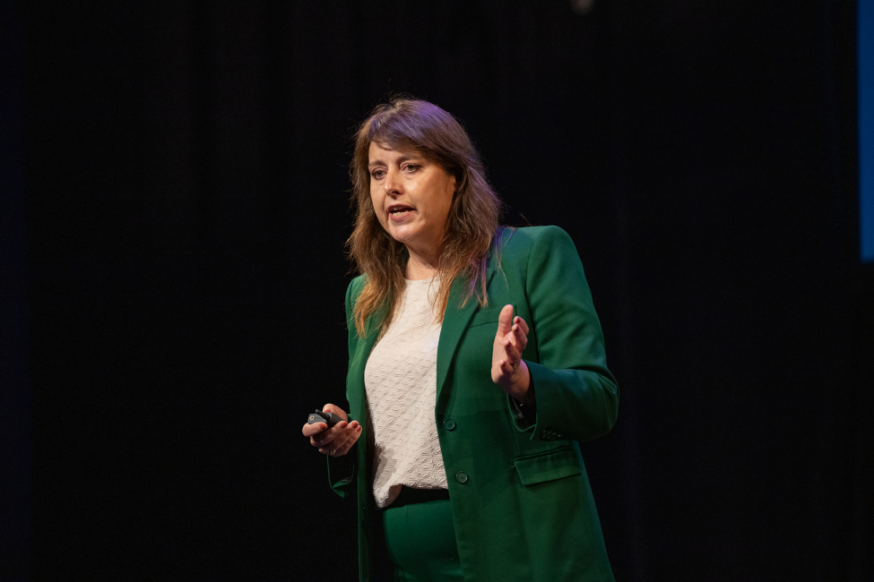 Barbara Geurtsen op het podium van het Divosa Voorjaarscongres 2025 in Heerlen