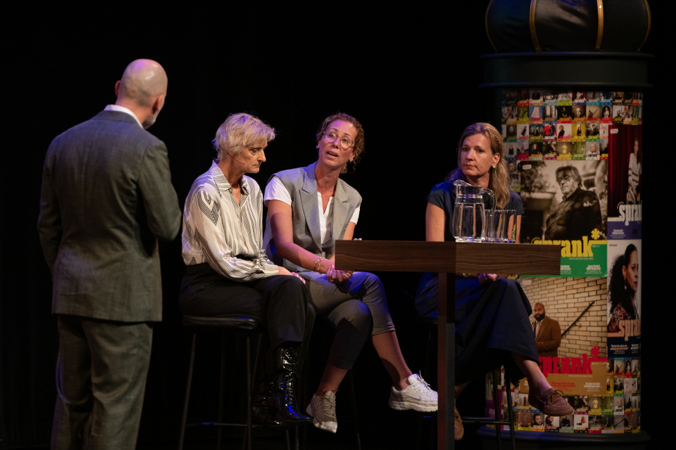 Marleen Damen (Den Bosch), Marion van Limpt (Senzer) en Kirsten Werps (Peel en Maas) op het podium tijdens het Divosa Voorjaarscongres 2025 in Heerlen.