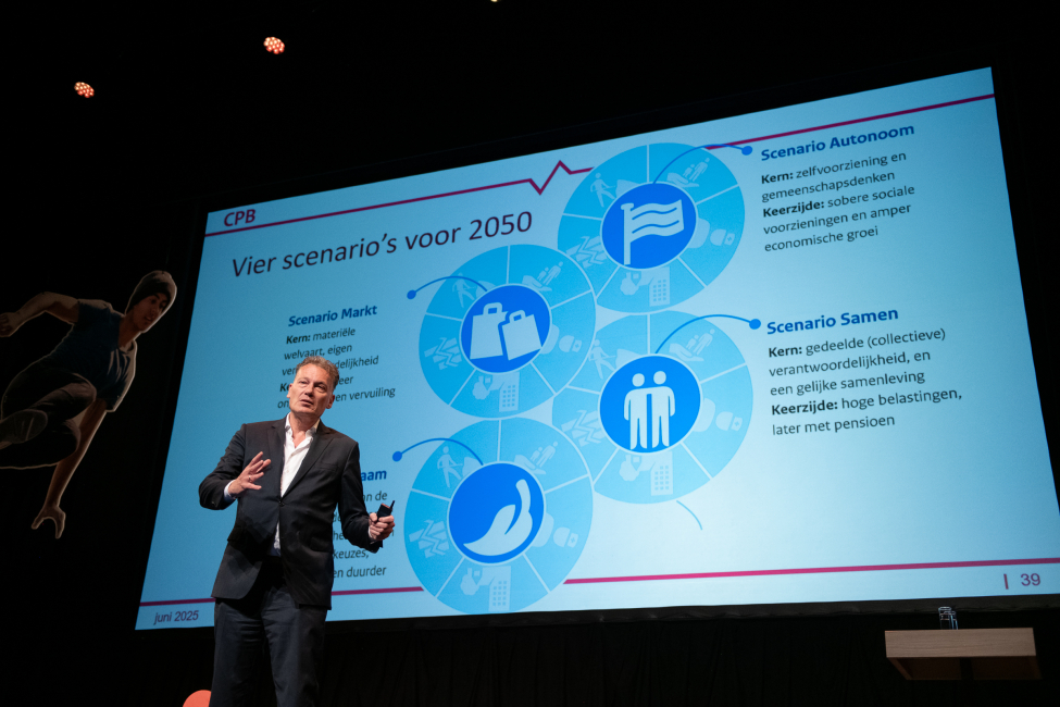 Pieter Hasekamp op het podium tijdens het Divosa Voorjaarscongres 2025 in Heerlen