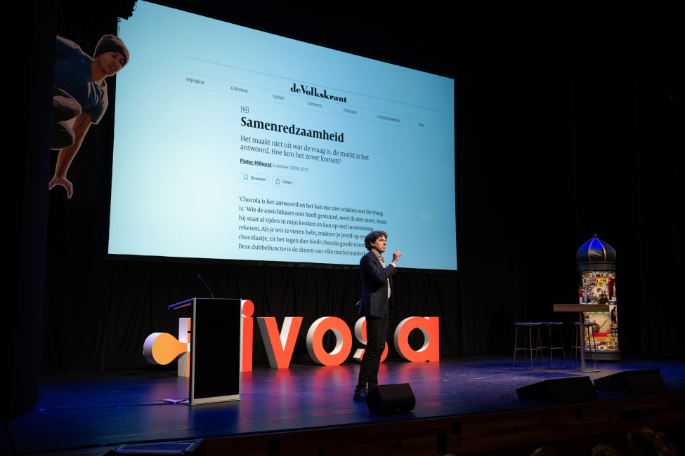Pieter Hilhorst op het podium bij het Divosa Voorjaarscongres 2025 in Heerlen.