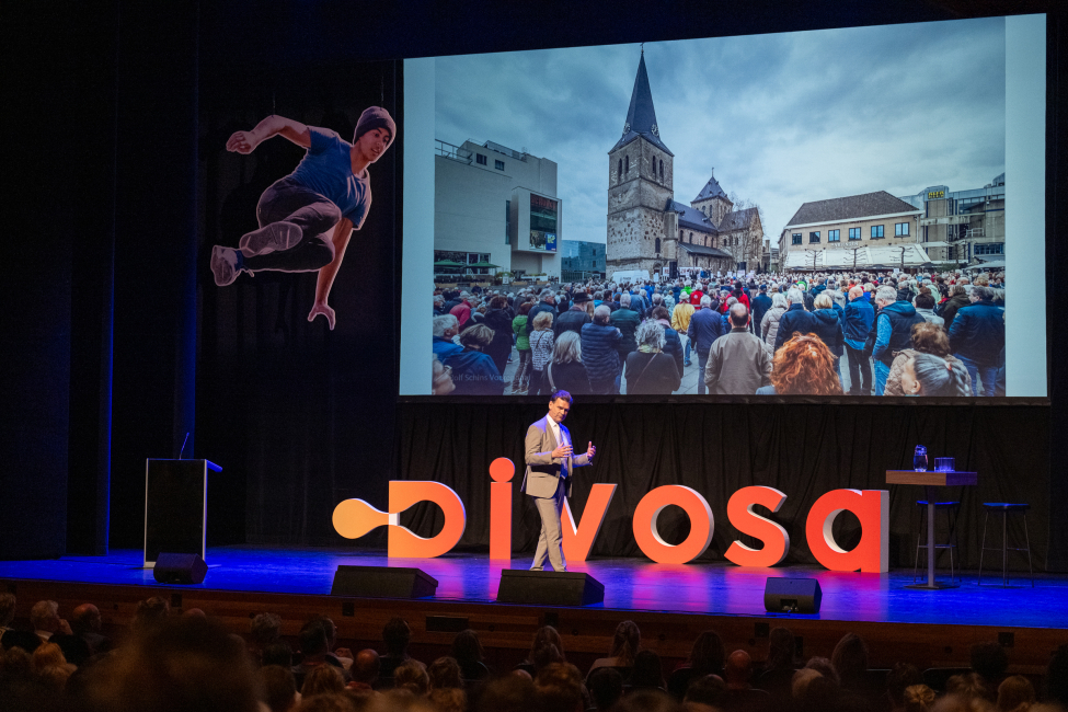 Roel Wever op het podium tijdens het Divosa Voorjaarscongres 2025 in Heerlen.